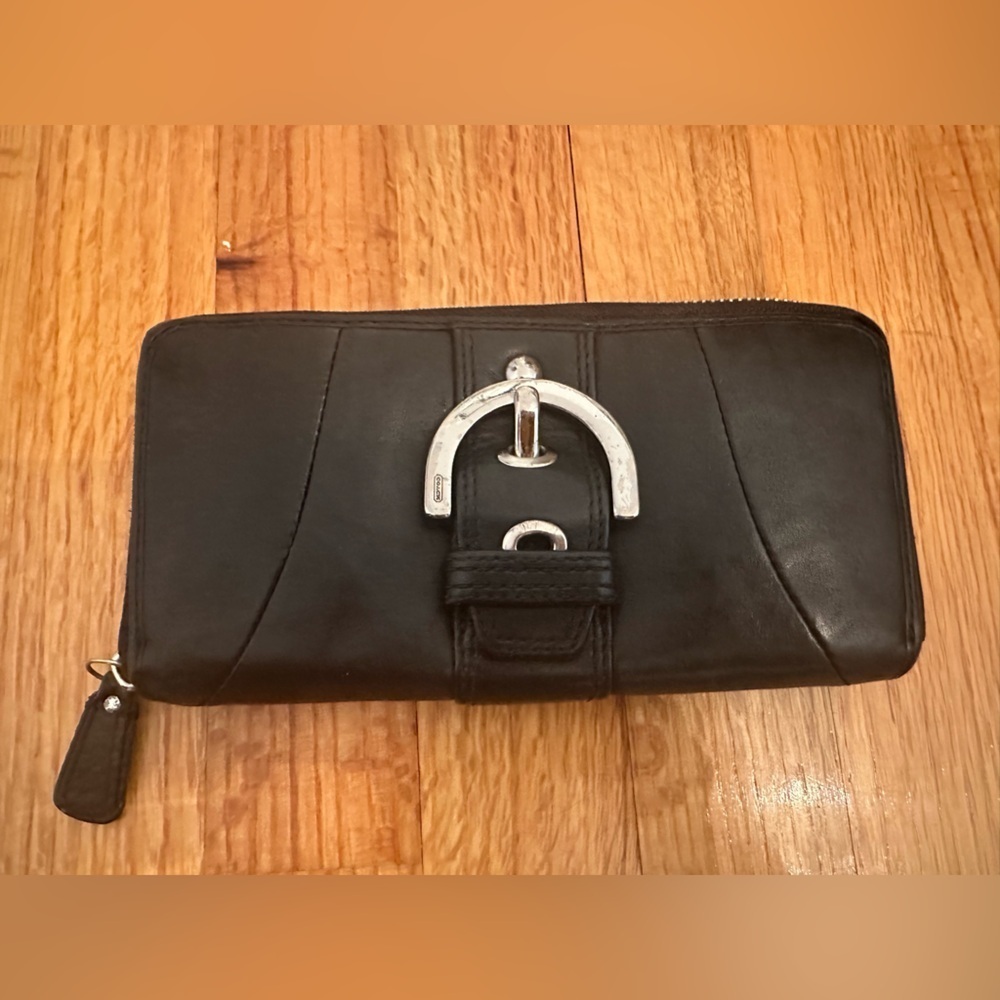COACH  Soho wallet featuring a distinctive silver-tone buckle accent - Picture 4 of 10